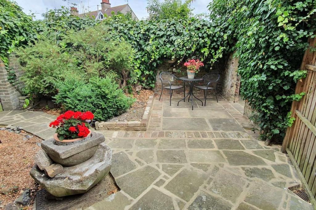 Beautiful 1 Bedroom Cottage With Courtyard. Deal Ngoại thất bức ảnh